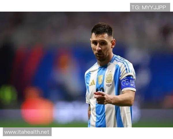 足球明星儿子现场观看比赛反应引热议视频曝光引发球迷热情讨论